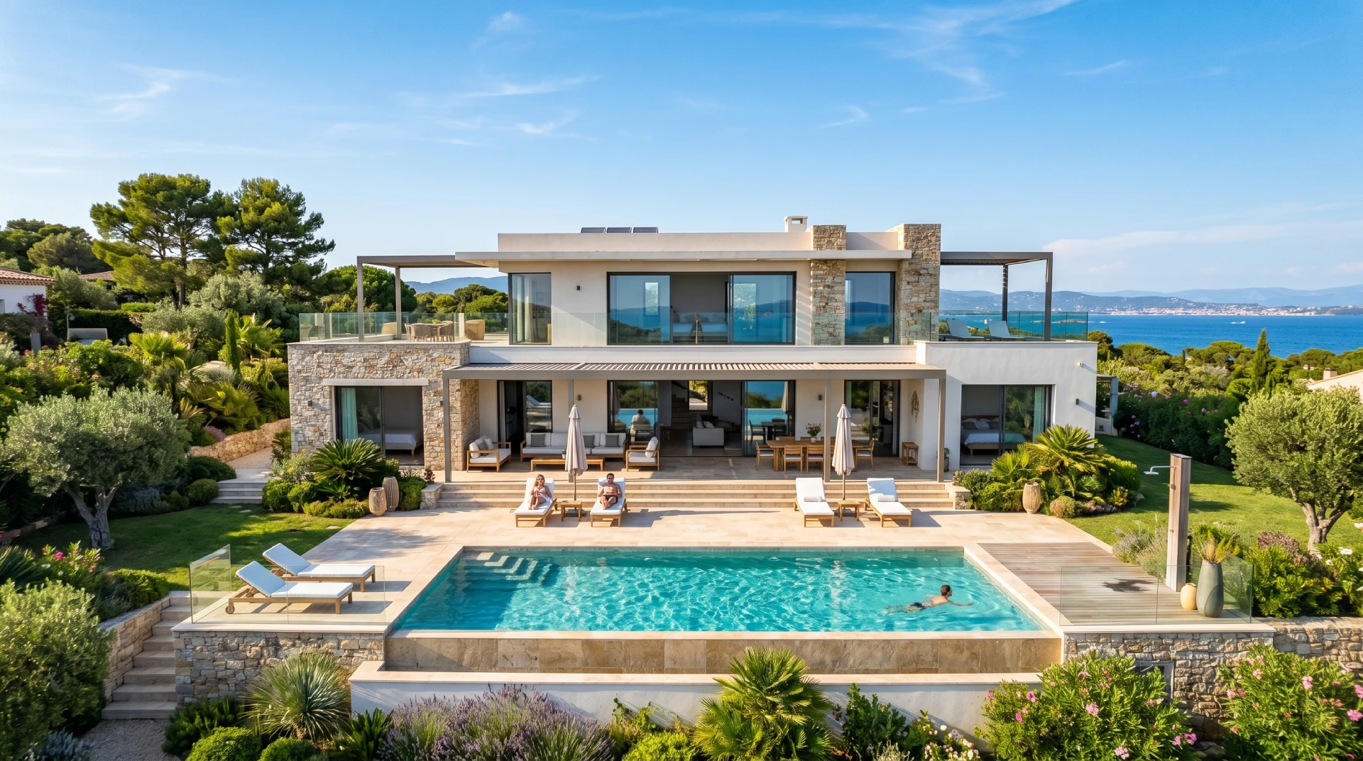 Villa de luxe avec ciel bleu dégagé gérée par la conciergerie Cesc Riviera à Hyères